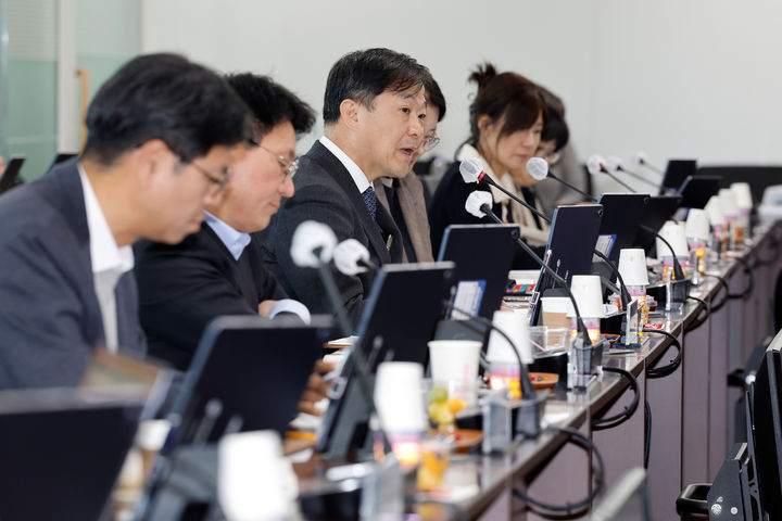 [세종=뉴시스] 시잔은 이형훈 보건복지부 2차관이 25일 제4차 건강보험정책심의위원회을 주재하고 발언하고 있는 모습. (사진=복지부 제공) 2026.02.25. photo@newsis.com *재판매 및 DB 금지