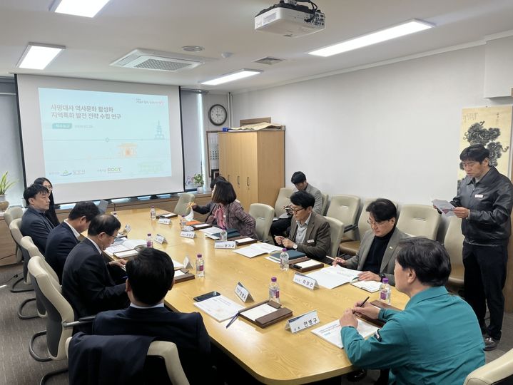 [밀양=뉴시스] 사명대사 역사·문화권 활성화 지역특화 발전 전략 수립 연구 용역 착수보고회를 하고 있다. (사진= 밀양시 제공) 2026.02.25. photo@newsis.com *재판매 및 DB 금지