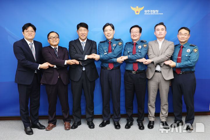 [광주=뉴시스] 김학선 광주국세청장과 김영근 광주경찰청장은 25일 광주경찰청에서 간담회를 갖고 고질 체납자 단속에 관한 협력방안에 대해 논의했다. (사진=광주국세청 제공). 2026.02.25. photo@newsis.com *재판매 및 DB 금지