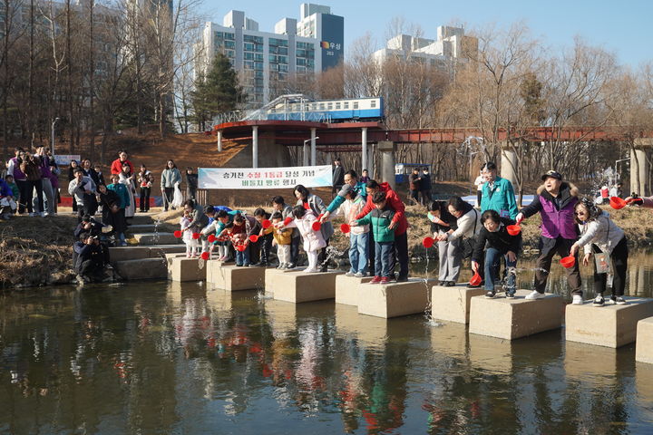 1급수 대표종 버들치 방류 행사. (사진=연수구 제공) *재판매 및 DB 금지