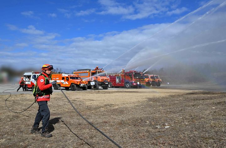 [동해=뉴시스] 25일 해군 1함대 등 유관기관들이 참여한 가운데 산불대응 훈련에 투입된 소방차 전 전력이 집결해 산불 비산화(飛散火) 현장을 진화하고 있다.(사진=해군 1함대 제공)photo@newsis.com *재판매 및 DB 금지