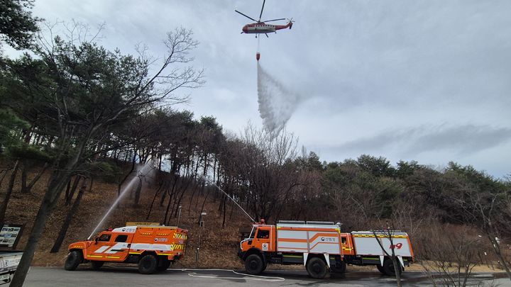 [양양=뉴시스] 24일 양양국유림관리소와 양양군 등 유관기관이 참여한 가운데 산불대응 훈련을 실시하고 있다.(사진=양양국유림관리소 제공)photo@newsis.com *재판매 및 DB 금지