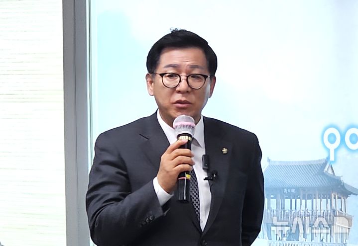 [포항=뉴시스] 송종욱 기자 = 25일 포항시청에서 기자회견을 하는 이상휘 국회의원. 2026.02.25. sjw@newsis.com