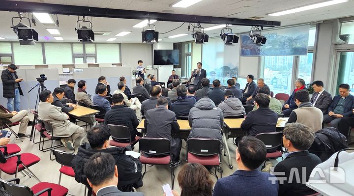 [포항=뉴시스] 송종욱 기자 = 25일 포항시청에서 기자회견을 하는 이상휘 국회의원. 2026.02.25. sjw@newsis.com