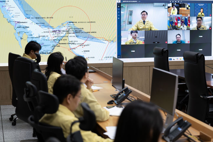 [서울=뉴시스] 김성범 해양수산부 장관 직무대행은 25일 중동에서 운항하는 한국 선박의 안전과 해운 물류 상황을 점검하는 회의를 주재했다.  (사진=해양수산부 제공) 2026.02.25. photo@newsis.com *재판매 및 DB 금지