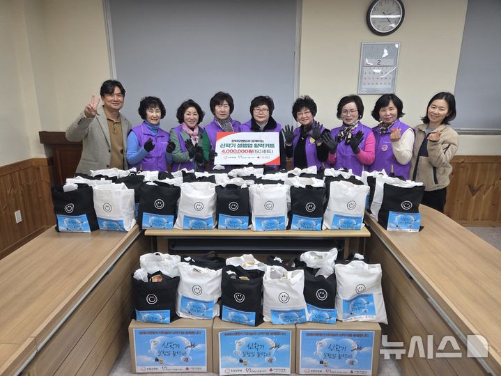 [창원=뉴시스]경남여성리더봉사단 자원봉사자, 한화모멘텀 관계자 등이 지난 24일 경상남도자원봉사센터에서 아동양육시설 아동을 위해 '신학기 설렘업 활력키트'를 제작한 후 기념촬영하고 있다.(사진=경상남도자원봉사센터 제공) 2026.022.25. photo@newsis.com