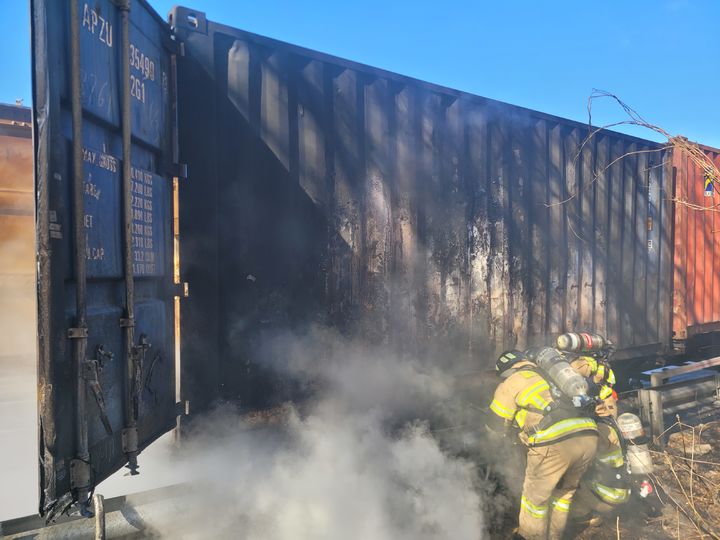 [창원=뉴시스]트레일러 화재 현장. (사진=경남소방본부 제공) 2026.02.25.photo@newsis.com *재판매 및 DB 금지