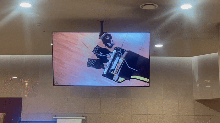 [서울=뉴시스] 피아니스트 김선욱과 조성진이 25일 서울 서초구 예술의 전당에서 열린 고(故) 정주영 창업회장 추모 음악회에서 공연하는 모습이 모니터를 통해 중계되고 있다. 2026.2.25. photo@newsis.com *재판매 및 DB 금지 *재판매 및 DB 금지