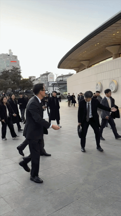 [서울=뉴시스] 신항섭 기자 = 정기선 HD현대그룹 회장, 정몽준 아산재단 이사장 등이 고(故) 정주영 현대차그룹 창업회장 서거 25주기 추모 음악회에 참석했다.2026.02.25. *재판매 및 DB 금지 *재판매 및 DB 금지