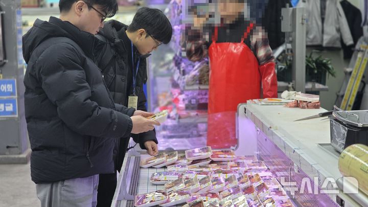 [안양=뉴시스] 원산지 표시 위반 단속 현장. (사진=농관원 경기지원 제공). *재판매 및 DB 금지