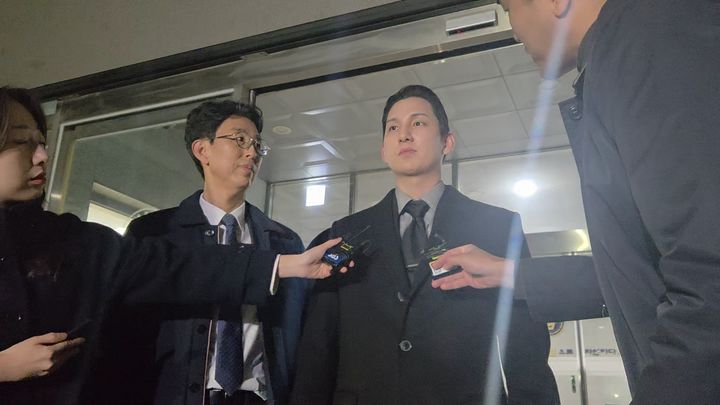 [서울=뉴시스] 이지영 기자= 김병기 무소속 의원 차남 김씨가 25일 오전 10시부터 업무방해 혐의 피의자 신분으로 약 13시간 조사를 받고 나오고 있다. 2026.02.25 *재판매 및 DB 금지