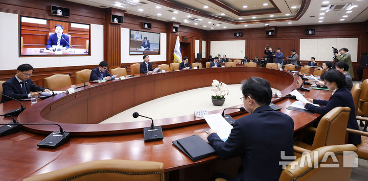 [서울=뉴시스] 김선웅 기자 = 구윤철 부총리 겸 재정경제부 장관이 25일 서울 종로구 정부서울청사에서 열린 경제관계장관회의 겸 산업경쟁력강화 관계장관회의에서 모두발언을 하고 있다. 2026.02.25. mangusta@newsis.com