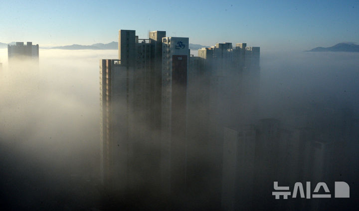 [전주=뉴시스] 김얼 기자 = 지난 25일 전북 전주시 덕진구 송천동에서 바라본 전주시 전경이 안개로 가득 쌓여 있다. 2026.02.25. pmkeul@newsis.com