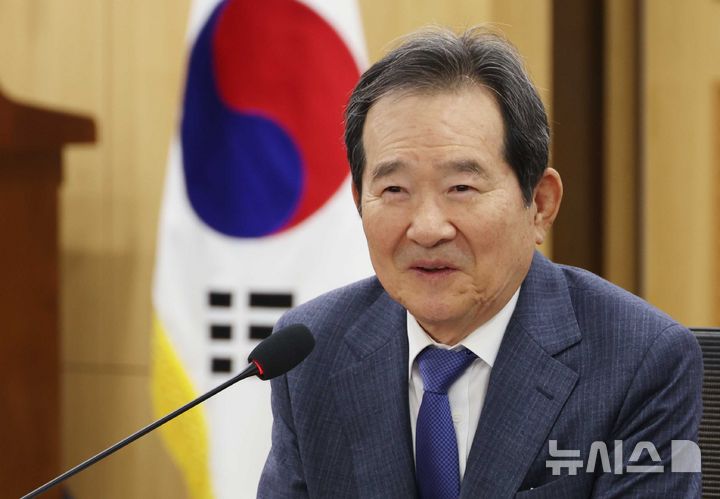 [서울=뉴시스] 조성봉 기자 = 정세균 전 국회의장이 25일 오전 서울 여의도 국회 의원회관 세미나실에서 열린 미래를 여는 의회민주주의 포럼 제10차 세미나에서 '정치신뢰 회복을 위한 제도와 문화'를 주제로 강연을 하고 있다. 2026.02.25. suncho21@newsis.com