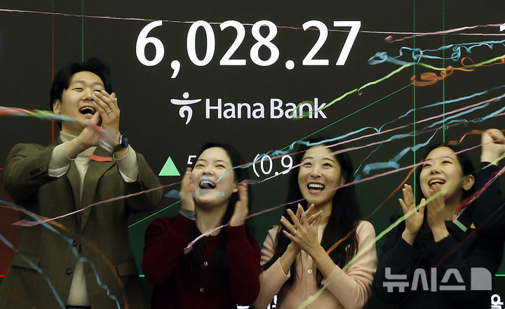 [서울=뉴시스] 김혜진 기자 = 코스피가 장중 6,000을 넘은 25일 오전 서울 중구 하나은행 딜링룸에서 관계자들이 코스피 6000 돌파를 축하하고 있다. 2026.02.25. jini@newsis.com