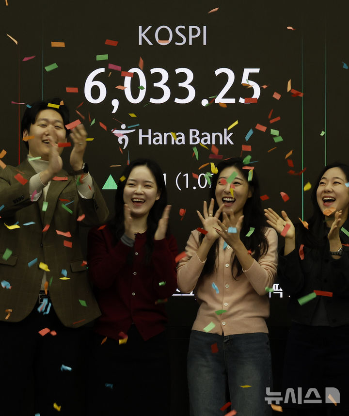 [서울=뉴시스] 김혜진 기자 = 코스피가 장중 6,000을 넘은 25일 오전 서울 중구 하나은행 딜링룸에서 관계자들이 코스피 6000 돌파를 축하하고 있다. 2026.02.25. jini@newsis.com