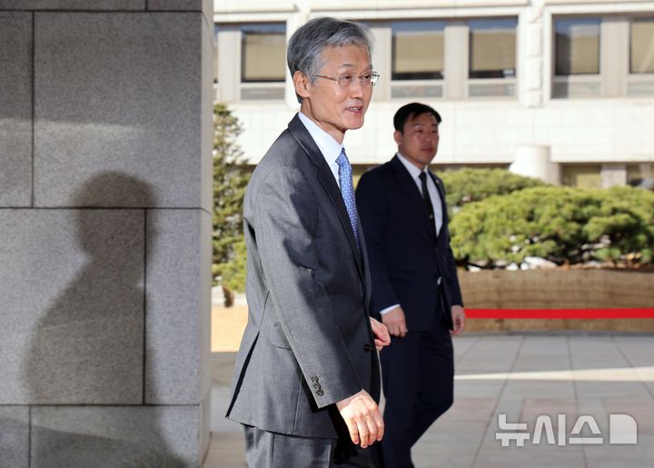 [서울=뉴시스] 황준선 기자 = 조희대 대법원장이 25일 오전 서울 서초구 대법원으로 출근하고 있다. 2026.02.25. hwang@newsis.com