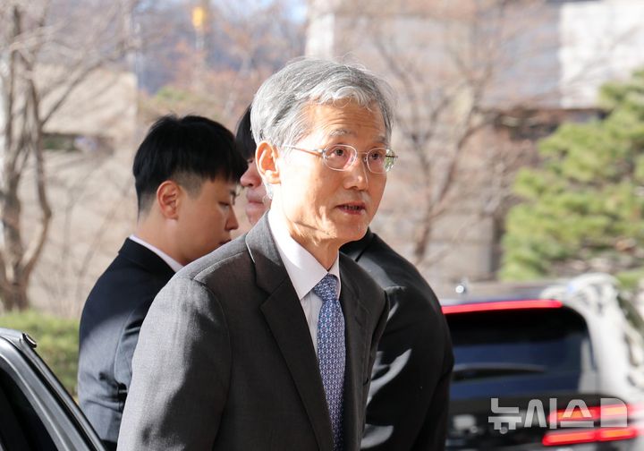 [서울=뉴시스] 황준선 기자 = 조희대 대법원장이 25일 오전 서울 서초구 대법원으로 출근하고 있다. 2026.02.25. hwang@newsis.com