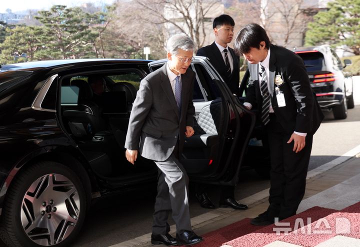 [서울=뉴시스] 황준선 기자 = 조희대 대법원장이 25일 오전 서울 서초구 대법원으로 출근하고 있다. 2026.02.25. hwang@newsis.com