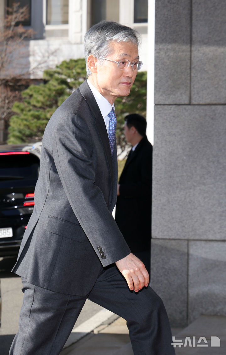 [서울=뉴시스] 황준선 기자 = 조희대 대법원장이 25일 오전 서울 서초구 대법원으로 출근하고 있다. 2026.02.25. hwang@newsis.com