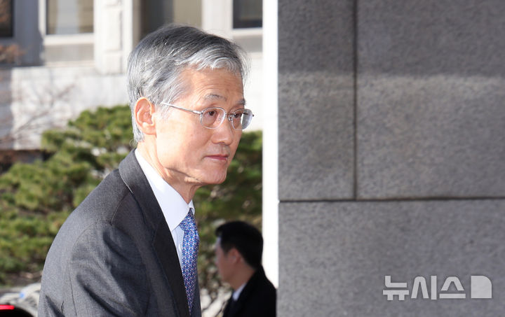 [서울=뉴시스] 황준선 기자 = 조희대 대법원장이 25일 오전 서울 서초구 대법원으로 출근하고 있다. 2026.02.25. hwang@newsis.com