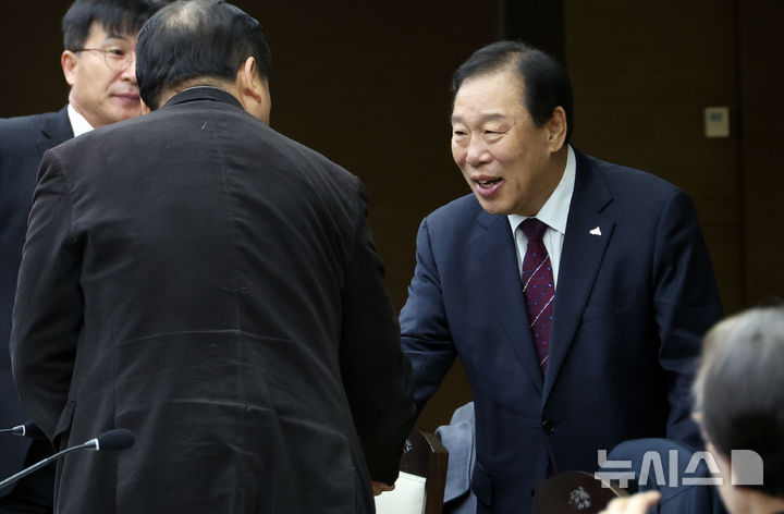 [세종=뉴시스] 강종민 기자 = 최민호 세종시장이 25일 세종시 정부세종청사에서 열린 세종시 지원위원회의에서 참석자들과 인사하고 있다. 2026.02.25. ppkjm@newsis.com