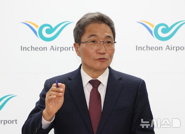 [인천공항=뉴시스] 이영환 기자 = 사의를 표명한 이학재 인천국제공항공사 사장이 25일 오전 인천국제공항 제1여객터미널 기자실에서 열린 기자간담회에 참석해 발언을 하고 있다. 2026.02.25. 20hwan@newsis.com