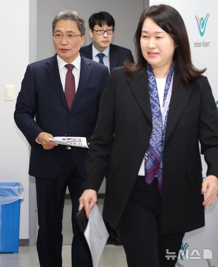 [인천공항=뉴시스] 이영환 기자 = 사의를 표명한 이학재 인천국제공항공사 사장이 25일 오전 인천국제공항 제1여객터미널 기자실에서 열린 기자간담회에 참석하고 있다. 2026.02.25. 20hwan@newsis.com