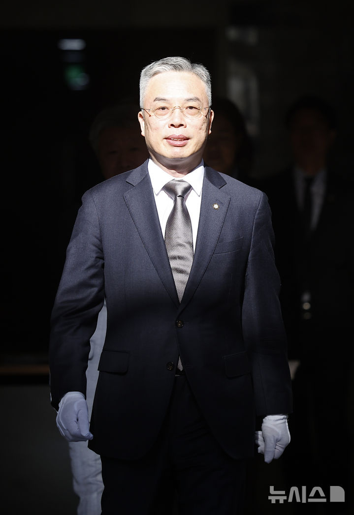 [과천=뉴시스] 정병혁 기자 = 권창영 2차 종합특검팀 특별검사가 25일 경기 과천시 2차 종합특검팀 사무실 앞에서 열린 현판식에 참석하고 있다. 2026.02.25. jhope@newsis.com