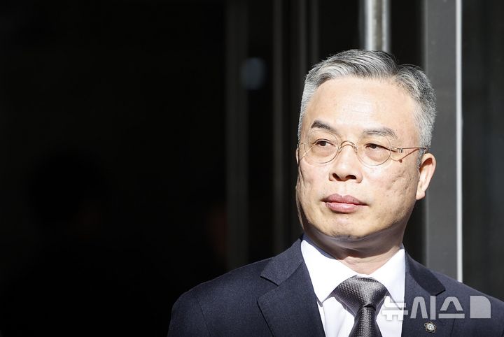 [과천=뉴시스] 정병혁 기자 = 권창영 2차 종합특검팀 특별검사가 25일 경기 과천시 2차 종합특검팀 사무실 앞에서 열린 현판식에 참석하고 있다. 2026.02.25. jhope@newsis.com