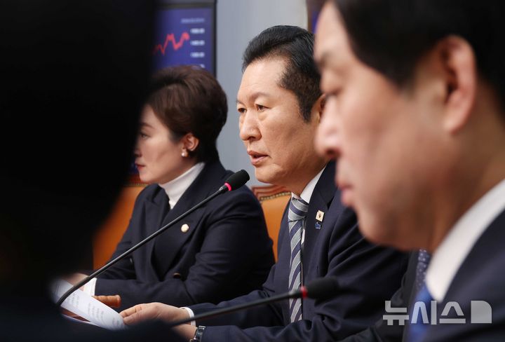 [서울=뉴시스] 조성봉 기자 = 정청래 더불어민주당 대표가 25일 오전 서울 여의도 국회에서 열린 최고위원회의에서 발언을 하고 있다. 2025.02.25. suncho21@newsis.com