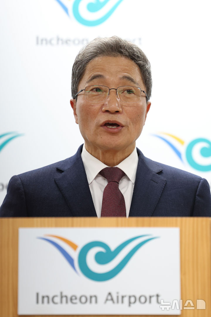 [인천공항=뉴시스] 이영환 기자 = 사의를 표명한 이학재 인천국제공항공사 사장이 25일 오전 인천국제공항 제1여객터미널 기자실에서 열린 기자간담회에 참석해 발언을 하고 있다. 2026.02.25. 20hwan@newsis.com