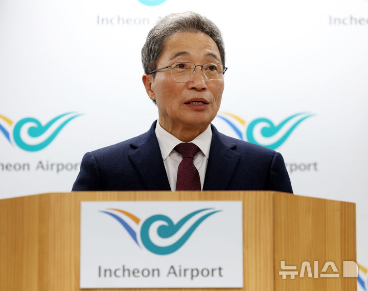 [인천공항=뉴시스] 이영환 기자 = 사의를 표명한 이학재 인천국제공항공사 사장이 25일 오전 인천국제공항 제1여객터미널 기자실에서 열린 기자간담회에 참석해 발언을 하고 있다. 2026.02.25. 20hwan@newsis.com