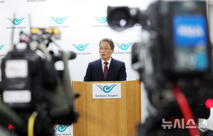 [인천공항=뉴시스] 이영환 기자 = 사의를 표명한 이학재 인천국제공항공사 사장이 25일 오전 인천국제공항 제1여객터미널 기자실에서 열린 기자간담회에 참석해 발언을 하고 있다. 2026.02.25. 20hwan@newsis.com