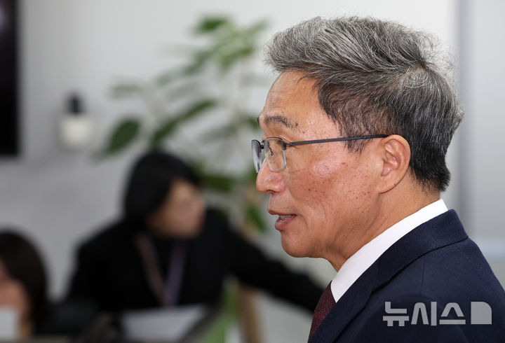 [인천공항=뉴시스] 이영환 기자 = 사의를 표명한 이학재 인천국제공항공사 사장이 25일 오전 인천국제공항 제1여객터미널 기자실에서 열린 기자간담회에 참석해 발언을 하고 있다. 2026.02.25. 20hwan@newsis.com