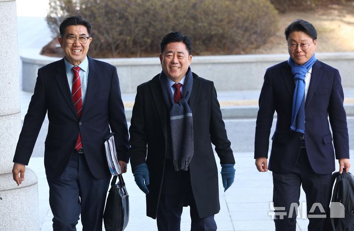 [서울=뉴시스] 황준선 기자 = 통일교 금품 수수 의혹을 받는 김규환 전 미래통합당 의원이 25일 오전 서울 서초구 서울고등검찰청에 마련된 정교유착 비리 의혹을 수사하는 검경 합동수사본부에 출석하고 있다. 2026.02.25. hwang@newsis.com