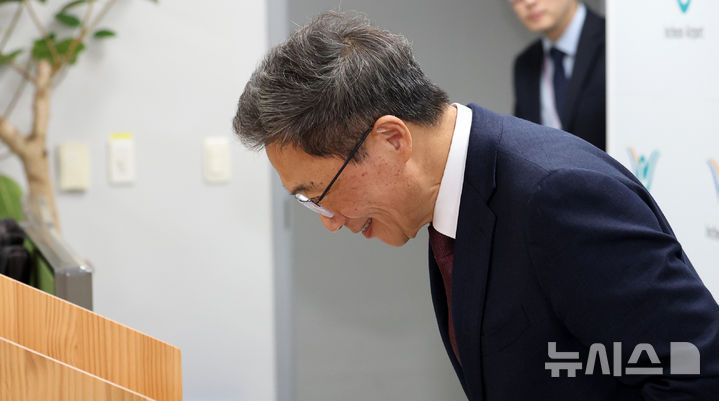 [인천공항=뉴시스] 이영환 기자 = 사의를 표명한 이학재 인천국제공항공사 사장이 25일 오전 인천국제공항 제1여객터미널 기자실에서 열린 기자간담회에 참석해 인사를 하고 있다. 2026.02.25. 20hwan@newsis.com