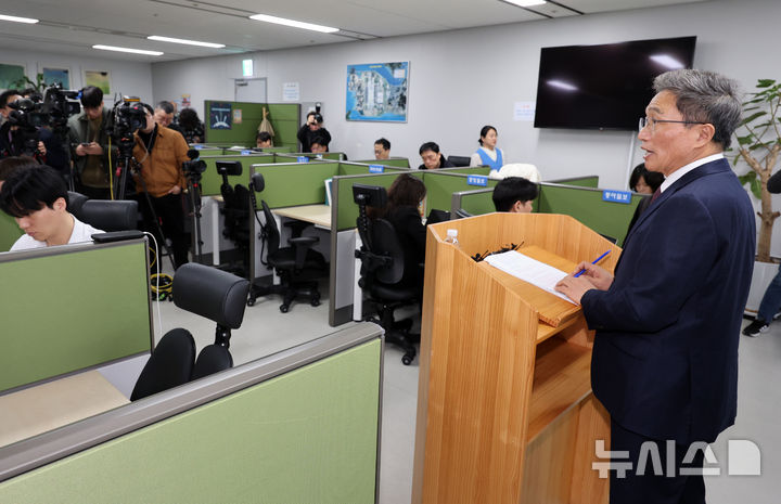 [인천공항=뉴시스] 이영환 기자 = 사의를 표명한 이학재 인천국제공항공사 사장이 25일 오전 인천국제공항 제1여객터미널 기자실에서 열린 기자간담회에 참석해 발언을 하고 있다. 2026.02.25. 20hwan@newsis.com