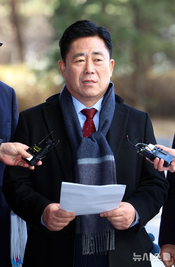 [서울=뉴시스] 황준선 기자 = 통일교 금품 수수 의혹을 받는 김규환 전 미래통합당 의원이 25일 오전 서울 서초구 서울고등검찰청에 마련된 정교유착 비리 의혹을 수사하는 검경 합동수사본부에 출석하기 앞서 입장을 밝히고 있다. 2026.02.25. hwang@newsis.com