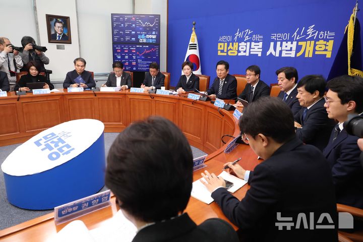 [서울=뉴시스] 조성봉 기자 = 정청래 더불어민주당 대표가 25일 오전 서울 여의도 국회에서 열린 최고위원회의에서 발언을 하고 있다. 2025.02.25. suncho21@newsis.com