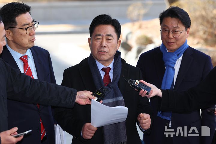 [서울=뉴시스] 황준선 기자 = 통일교 금품 수수 의혹을 받는 김규환 전 미래통합당 의원이 25일 오전 서울 서초구 서울고등검찰청에 마련된 정교유착 비리 의혹을 수사하는 검경 합동수사본부에 출석하기 앞서 입장을 밝히고 있다. 2026.02.25. hwang@newsis.com