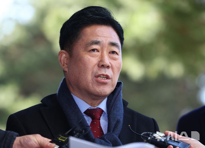 [서울=뉴시스] 황준선 기자 = 통일교 금품 수수 의혹을 받는 김규환 전 미래통합당 의원이 25일 오전 서울 서초구 서울고등검찰청에 마련된 정교유착 비리 의혹을 수사하는 검경 합동수사본부에 출석하기 앞서 입장을 밝히고 있다. 2026.02.25. hwang@newsis.com