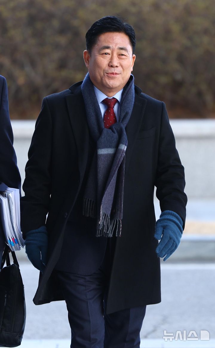 [서울=뉴시스] 황준선 기자 = 통일교 금품 수수 의혹을 받는 김규환 전 미래통합당 의원이 25일 오전 서울 서초구 서울고등검찰청에 마련된 정교유착 비리 의혹을 수사하는 검경 합동수사본부에 출석하고 있다. 2026.02.25. hwang@newsis.com