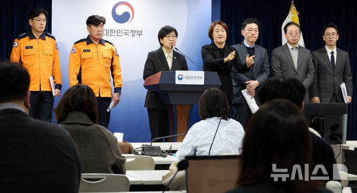 [서울=뉴시스] 추상철 기자 = 정은경 보건복지부 장관이 25일 오전 서울 종로구 정부서울청사에서 응급환자 이송체계 혁신 시범사업 관련 브리핑을 하고 있다. 2026.02.25. scchoo@newsis.com