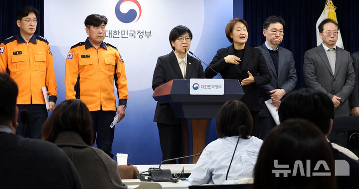 [서울=뉴시스] 추상철 기자 = 정은경 보건복지부 장관이 지난 2월25일 오전 서울 종로구 정부서울청사에서 응급환자 이송체계 혁신 시범사업 관련 브리핑을 하고 있다. 2026.02.25. scchoo@newsis.com