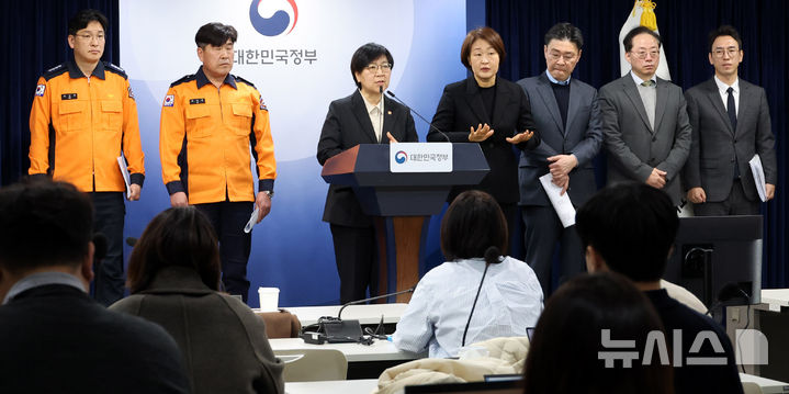 [서울=뉴시스] 추상철 기자 = 정은경 보건복지부 장관이 25일 오전 서울 종로구 정부서울청사에서 응급환자 이송체계 혁신 시범사업 관련 브리핑을 하고 있다. 2026.02.25. scchoo@newsis.com