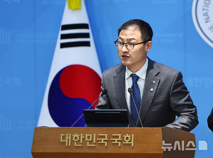 [서울=뉴시스] 김명년 기자 = 더불어민주당 김상욱 의원이 25일 서울 여의도 국회 소통관에서 울산광역시장 출마 선언 기자회견을 하고 있다. 2026.02.25. kmn@newsis.com