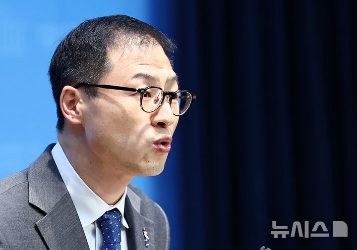 [서울=뉴시스] 김명년 기자 = 김상욱 더불어민주당 의원이 지난달 25일 오전 서울 여의도 국회 소통관에서 울산광역시장 출마선언 기자회견을 하고 있다. 2026.02.25. kmn@newsis.com