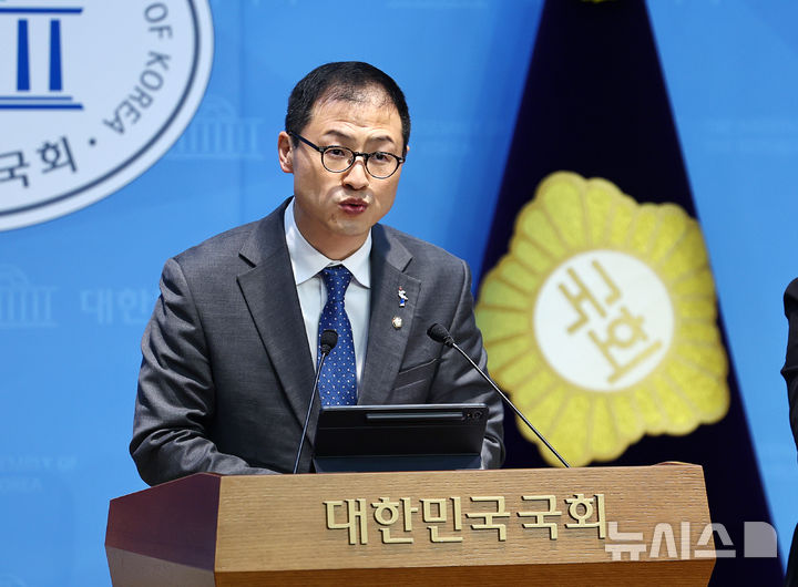 [서울=뉴시스] 김명년 기자 = 김상욱 더불어민주당 의원이 지난달 25일 오전 서울 여의도 국회 소통관에서 기자회견을 열고 울산시장 출마 선언을 하고 있다. 2026.02.25. kmn@newsis.com