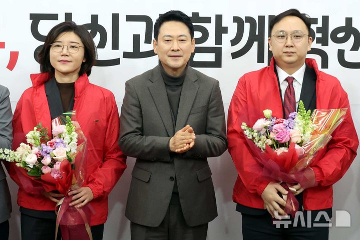 [서울=뉴시스] 조성봉 기자 = 장동혁 국민의힘 대표가 25일 오전 서울 여의도 국회에서 열린 인재영입위원회 영입인재 환영식에서 손정화(왼쪽) 회계사, 정진우 원전엔지니어와 기념촬영을 하고 있다. 2026.02.25. suncho21@newsis.com